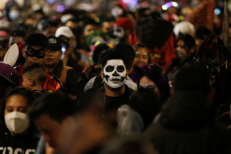 &copy; Reuters. أشخاص بالقرب من ساحة زوكالو، الساحة الرئيسية الصاخبة في مكسيكو سيتي يوم الاثنين. تصوير: جوستافو جراف - رويترز. 