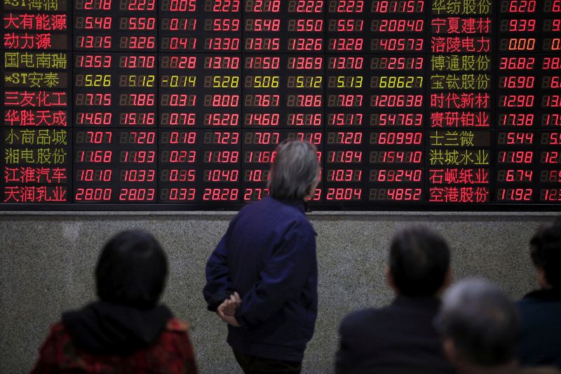 &copy; Reuters. FILE PHOTO: Investors look at an electronic board showing stock information at a brokerage house in Shanghai, China, March 7, 2016. REUTERS/Aly Song