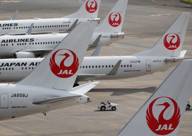 &copy; Reuters. 　 １１月２日、日本航空（ＪＡＬ）は、２０２２年３月期の連結最終損益（国際会計基準）が１４６０億円の赤字になる見通しと発表した。写真は羽田空港で昨年１０月撮影。（2021年 ロイ