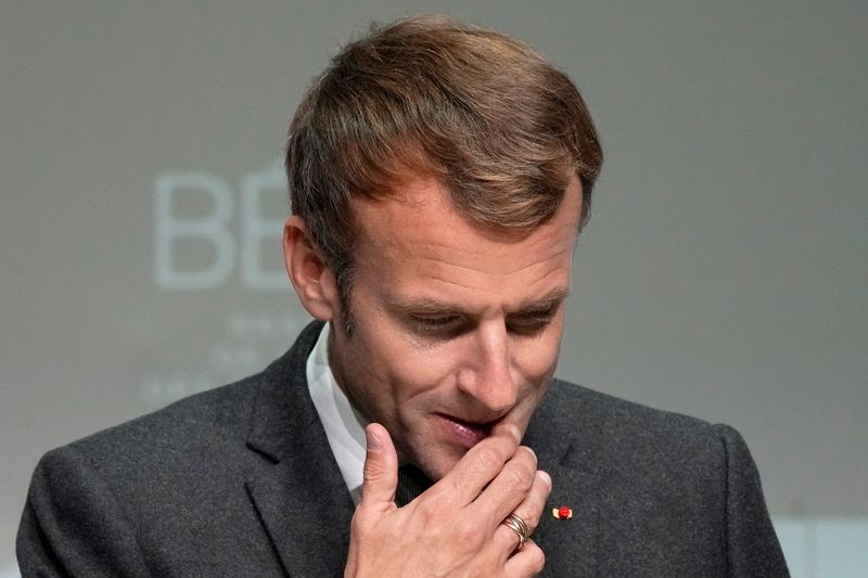 &copy; Reuters. FOTO DE ARCHIVO: El presidente francés Emmanuel Macron mientras pronuncia su discurso en el museo Quai Branly en París, Francia, 27 de octubre de 2021. REUTERS/Michel Euler