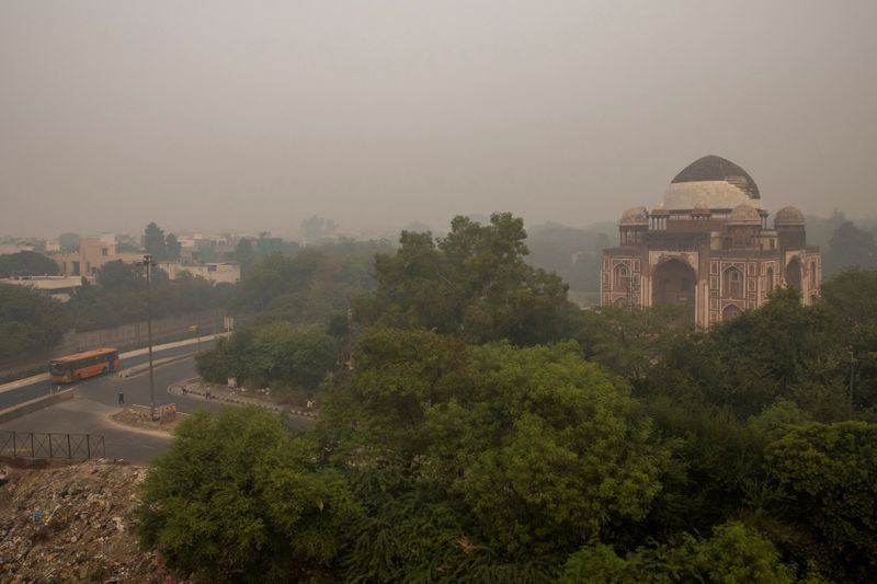 &copy; Reuters. FILE PHOTO: A residential area is seen shrouded in smog in New Delhi, India, November 9, 2020. REUTERS/Danish Siddiqui