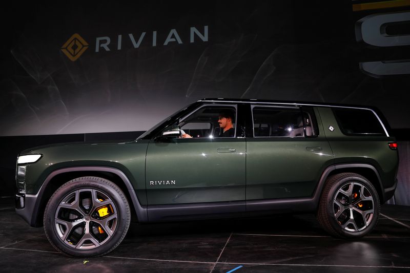 &copy; Reuters. Il logo Rivian davanti a un pick-up elettrico R1S SUV presso il salone dell'Automobile a Los Angeles, California.  REUTERS/Mike Blake