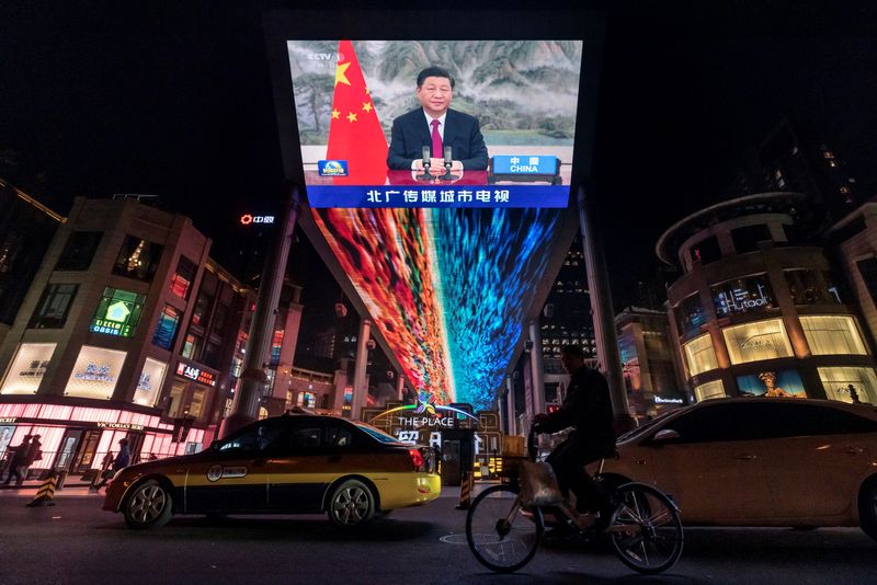 &copy; Reuters. A screen displays a CCTV state media news broadcast showing Chinese President Xi Jinping addressing world leaders at the G20 meeting in Rome via video link at a shopping mall in Beijing, China, October 31, 2021.  REUTERS/Thomas Peter