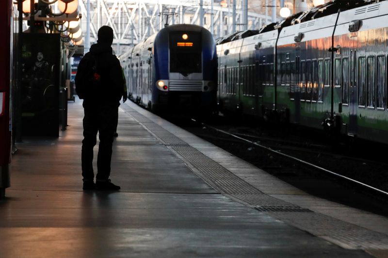 &copy; Reuters. Deux agents de la Sûreté ferroviaire ont grièvement blessé par balle un homme qui les aurait menacés avec un couteau en criant "Allah Akbar" dans la nuit de lundi à mardi gare Saint-Lazare, à Paris. /Photo d'archives/REUTERS/Gonzalo Fuentes