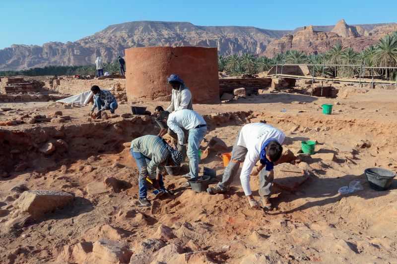 &copy; Reuters. علماء آثار يعملون في مدينة العلا بالسعودية يوم 30 أكتوبر تشرين الأول 2021. تصوير: أحمد يسري - رويترز