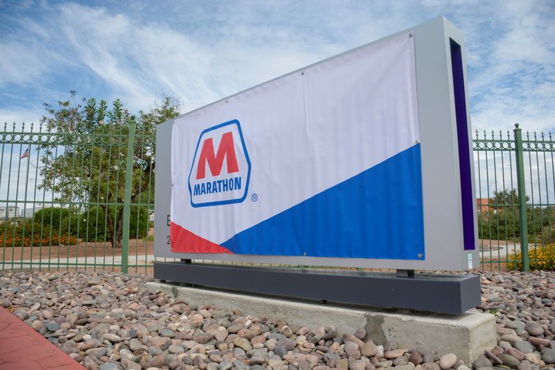 &copy; Reuters. FILE PHOTO: A Marathon Petroleum banner outside the El Paso refinery in El Paso, Texas, U.S., October 1, 2018.   REUTERS/Julio-Cesar Chavez/File Photo