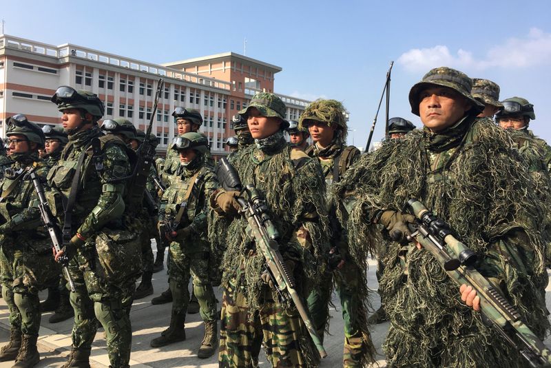 © Reuters. عناصر من الجيش في تايوان أثناء تدريبات أمام الإعلام في 15 يناير كانون الثاني 2020. رويترز