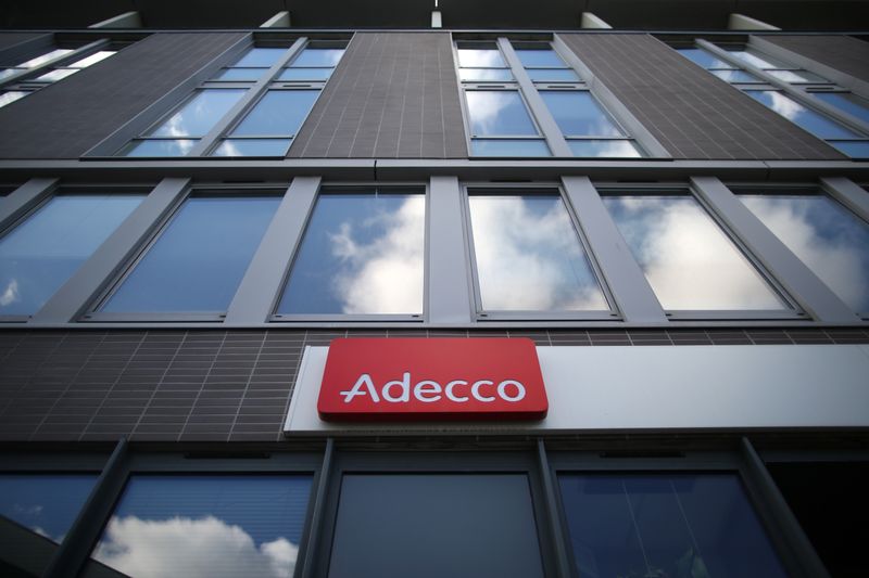 &copy; Reuters. Le géant de l'intérim Adecco a prévenu mardi que des pénuries de main-d'oeuvre "sans précédent" continueraient à pousser les salaires à la hausse à court et moyen terme. Le groupe suisse a néanmoins publié des résultats trimestriels inférieur