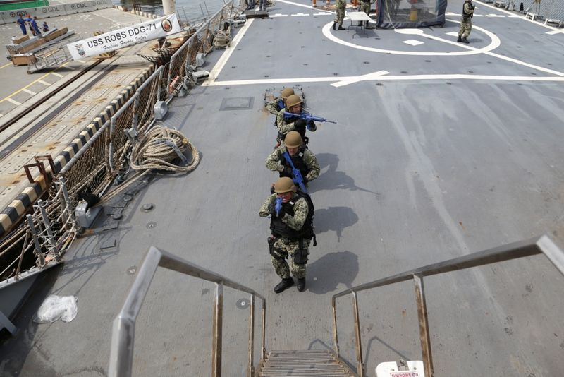&copy; Reuters. أفراد من مشاة البحرية الأمريكية على متن المدمرة الأمريكية روس أثناء تدريب في ميناء أوديسا الأوكراني بالبحر الأسود يوم 5 يوليو تموز 2021. تصوير