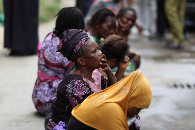 © Reuters. Relatives wait outside as rescue workers continue to conduct search and rescue effort at the site of a collapsed building in Ikoyi, Lagos, Nigeria November 2, 2021. REUTERS/Temilade Adelaja
