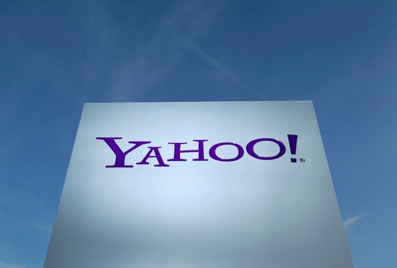 &copy; Reuters. FOTO DE ARCHIVO: El logotipo de Yahoo frente a un edificio en Rolle, Suiza, el 12 de diciembre de 2012. REUTERS/Denis Balibouse