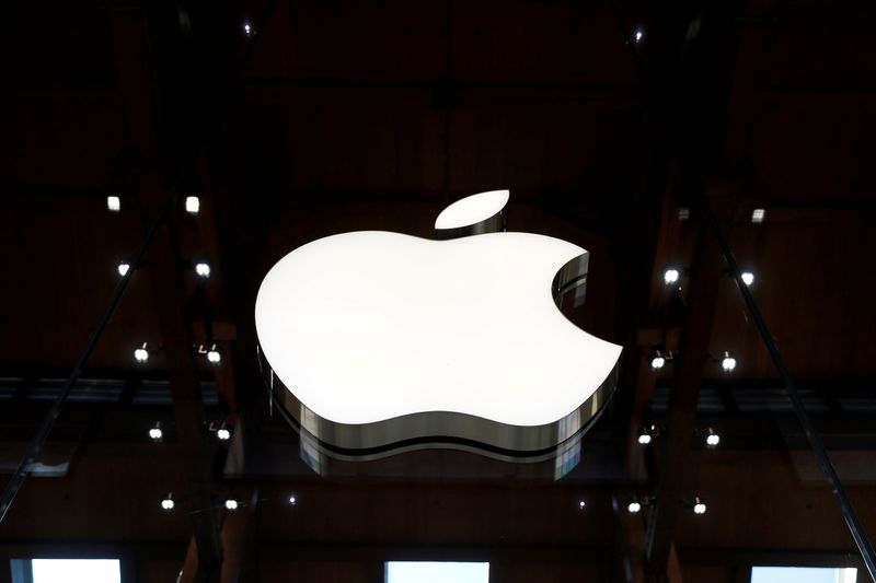 &copy; Reuters. FOTO DE ARCHIVO: El logo de Apple en una tienda de Apple en París, Francia, 17 de septiembre de 2021. REUTERS/Gonzalo Fuentes