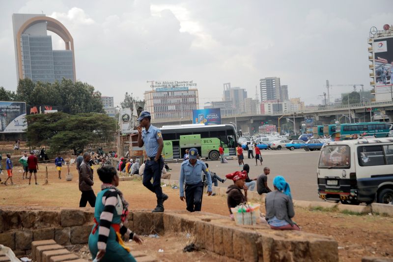© Reuters. FOTO DE ARCHIVO: Agentes de policía y población civil en la plaza Meskel de Adís Abeba, Etiopía, el 21 de febrero de 2018. REUTERS/Tiksa Negeri