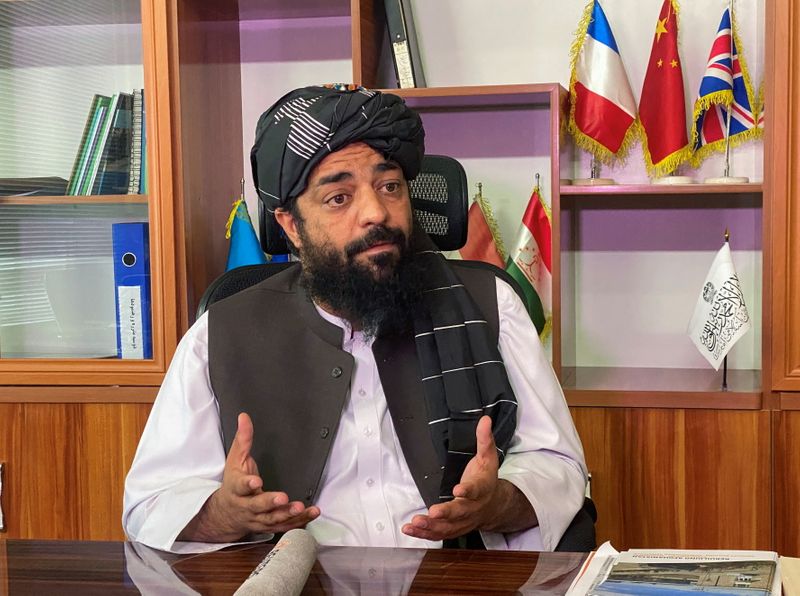 &copy; Reuters. وحيد لله هاشمي مدير البرامج الخارجية والمساعدات في وزارة التعليم الأفغانية أثناء مقابلة في مكتبه في العاصمة كابول يوم 31 أكتوبر تشرين الأول 