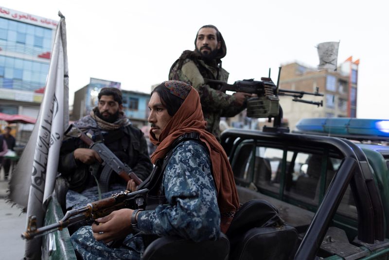 &copy; Reuters. FOTO DE ARCHIVO: Miembros talibanes encargados de la seguridad, patrullan en Kabul, Afganistán el 28 de octubre de 2021. Foto tomada el 28 de octubre de 2021. REUTERS/Jorge Silva