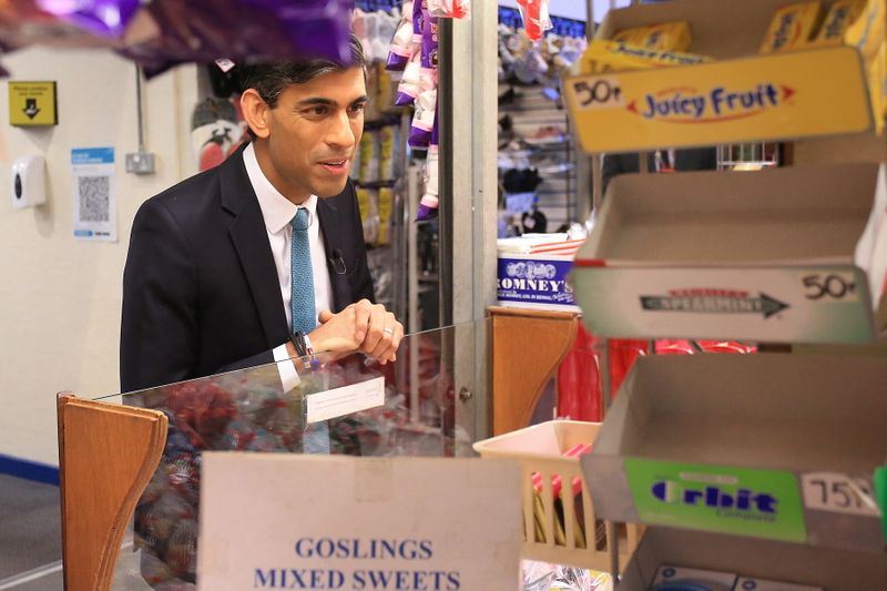 &copy; Reuters. FILE PHOTO: Britain's Chancellor of the Exchequer Rishi Sunak stops at a sweets' stand at the Bury Market in Lancashire, Britain October 28, 2021. Lindsey Parnaby/Pool via REUTERS