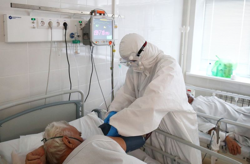 &copy; Reuters. ロシアで２日、新型コロナウイルス感染症による死者が過去最悪を更新する中、国内の複数地域で感染抑制策の追加措置導入などが検討されている。１０月撮影（２０２１年　ロイター/Kiril