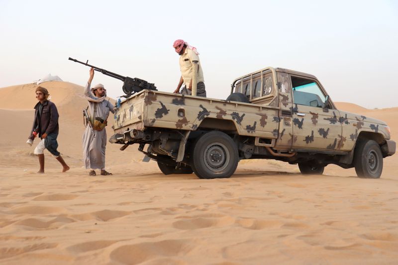 &copy; Reuters. مسلحون موالون للحكومة اليمنية يحرسون موقعا قرب حقول للنفط في مأرب بوسط اليمن يوم 12 سبتمبر أيلول 2021. تصوير: علي عويضة - رويترز.