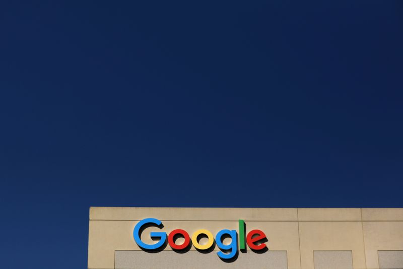 © Reuters. FILE PHOTO: The Google logo is pictured atop an office building in Irvine, California, U.S. August 7, 2017.   REUTERS/Mike Blake/File Photo