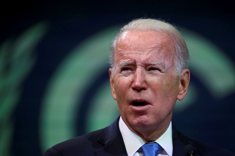 &copy; Reuters. U.S. President Joe Biden speaks at a meeting during the UN Climate Change Conference (COP26) in Glasgow, Scotland, Britain, November 2, 2021. REUTERS/Yves Herman