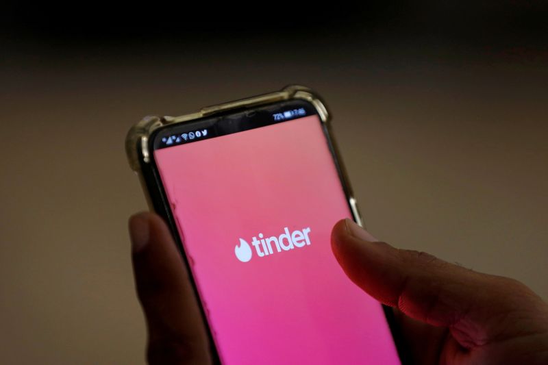 © Reuters. FILE PHOTO: The dating app Tinder is shown on a mobile phone in this picture illustration taken September 1, 2020. Picture taken September 1, 2020. REUTERS/Akhtar Soomro/Illustration//File Photo