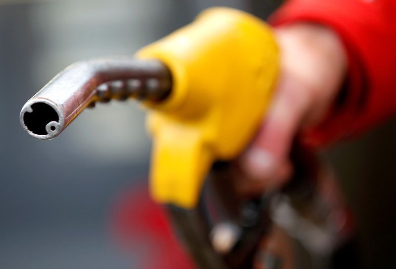 &copy; Reuters. FILE PHOTO: A petrol station attendant prepares to refuel a car in Rome, Italy, January 4, 2012. REUTERS/Max Rossi