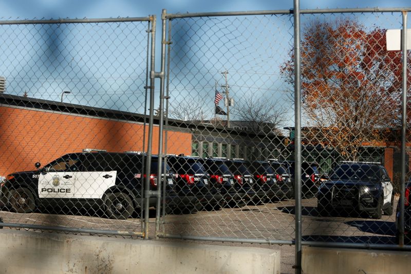 © Reuters. The Minneapolis Police Department’s fifth precinct remains fenced and barricaded as voters decide whether to abolish the police department and replace it with a new department of public safety in the wake of George Floyd's murder in Minneapolis, Minnesota, U.S., November 2, 2021. REUTERS/Nicole Neri     