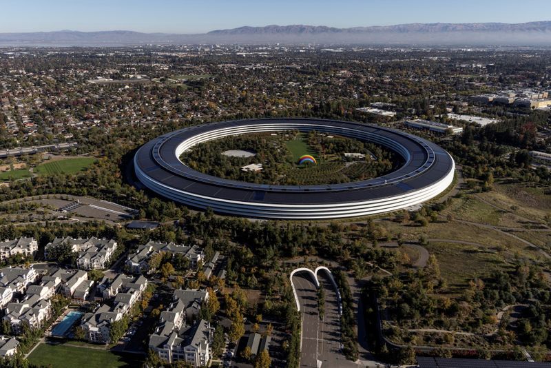 © Reuters. FILE PHOTO: Aerial view of Apple's headquarters in Cupertino, California, U.S., October 28, 2021. REUTERS/Carlos Barria/File Photo