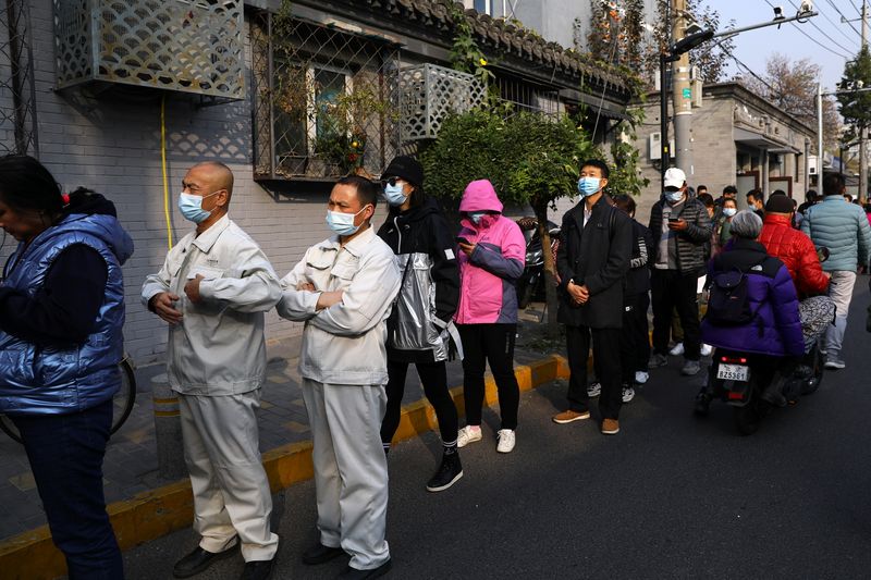 &copy; Reuters. 　１１月３日、中国当局によると、２日に新たに９３人の新型コロナウイルスの市中感染が確認され、８月９日以来の高水準となった。写真は北京市内のワクチン追加接種会場。１０月撮影