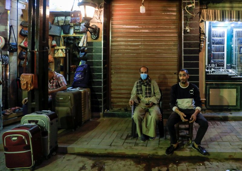 &copy; Reuters. FILE PHOTO: Vendors wait for customers in an alley of souvenir shops at a tourist market, amid the coronavirus disease (COVID-19) pandemic in Luxor, Egypt April 9, 2021. REUTERS/Amr Abdallah Dalsh