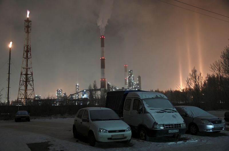 &copy; Reuters. FILE PHOTO: Vehicles covered with snow and hoarfrost are parked near a local oil refinery in Omsk, Russia December 1, 2020. REUTERS/Alexey Malgavko