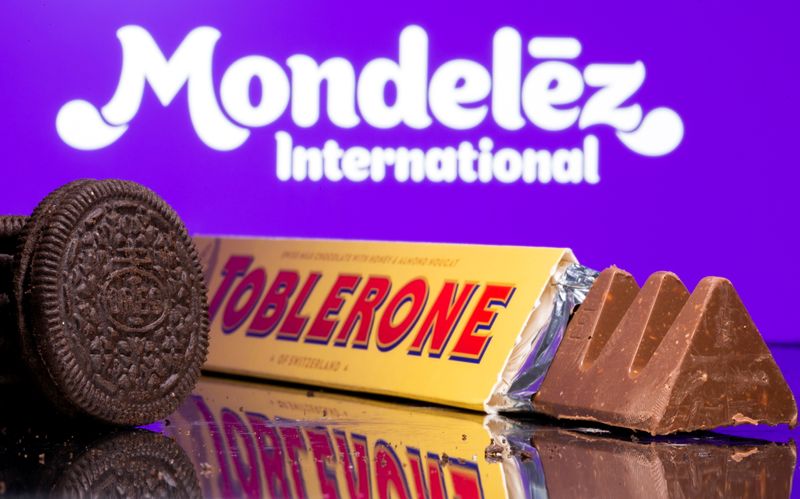 &copy; Reuters. FILE PHOTO: Oreo biscuits and a Toblerone Swiss milk chocolate are seen displayed in front of Mondelez International logo in this illustration picture taken July 26, 2021. Picture taken July 26, 2021. REUTERS/Dado Ruvic/Illustration/File Photo