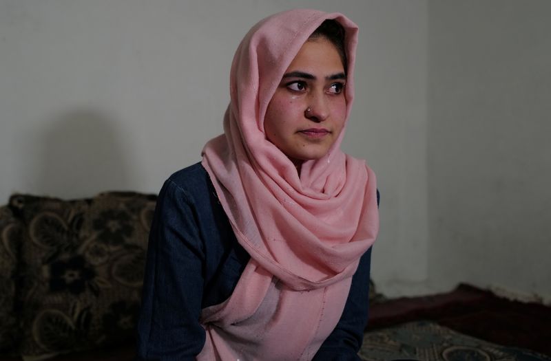 &copy; Reuters. الطالبة الجامعية حوا تبكي خلال مقابلة مع رويترز في كابول يوم 23 أكتوبر تشرين الأول 2021. تصوير: زهرة بنسمرة - رويترز