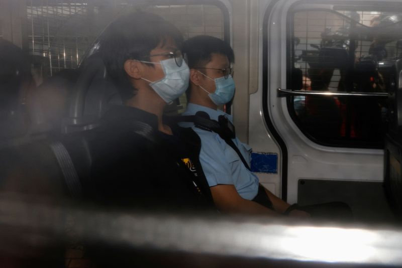 &copy; Reuters. El exconvocante del grupo independentista Studentlocalism, Tony Chung Hon-lam llega a los Tribunales de Magistrados de West Kowloon en un furgón policial tras ser detenido en virtud de la ley de seguridad nacional, en Hong Kong, China, 29 de octubre de 2