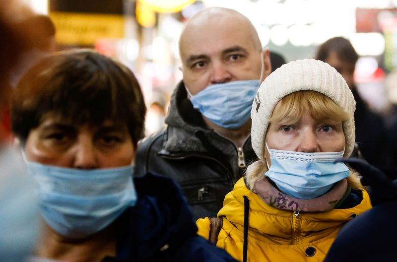 &copy; Reuters. FILE PHOTO: People wearing face masks are seen at the Kazansky railway station amid the outbreak of the coronavirus disease (COVID-19) in Moscow, Russia November 2, 2021. REUTERS/Maxim Shemetov/File Photo