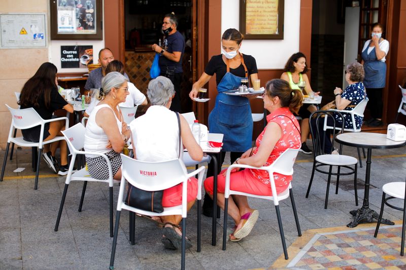 &copy; Reuters.    欧州連合（ＥＵ）統計局が２日発表した９月のユーロ圏失業率は、予想通り７．４％に低下した。スペイン南部ロンダのレストランで９月撮影。（２０２１年　ロイター/Jon Nazca）