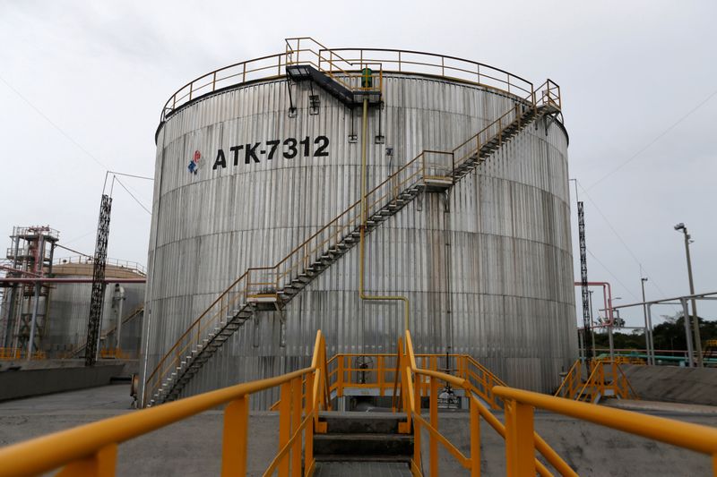 &copy; Reuters. Imagen de archivo de tanques de almacenamiento en la plataforma petrolera Castilla de Ecopetrol, en Castilla La Nueva, Colombia.