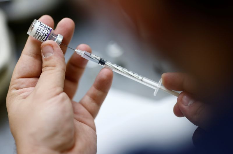 &copy; Reuters. Profissional de saúde prepara dose de vacina da Pfizer contra Covid-19 para aplicação em Nantes, na França
06/10/2021 REUTERS/Stephane Mahe