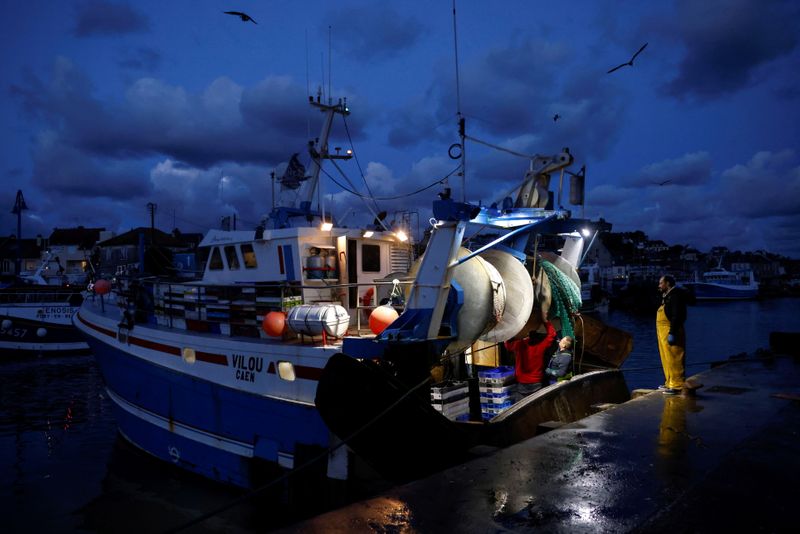 &copy; Reuters. L'immobilisation d'un bateau de pêche britannique la semaine dernière au Havre a fait monter les tensions d'un cran, faisant craindre à certains pêcheurs qu'ils ne deviennent les otages d'un conflit qui les dépasse. /Photo prise le 3 novembre 2021/RE