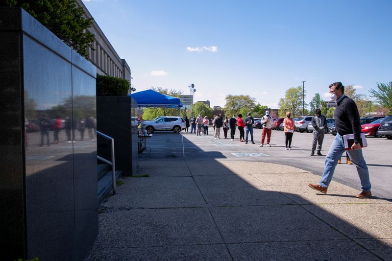 &copy; Reuters. FILE PHOTO: People line up outside a newly reopened career center for in-person appointments in Louisville, Kentucky, U.S., April 15, 2021.  REUTERS/Amira Karaoud