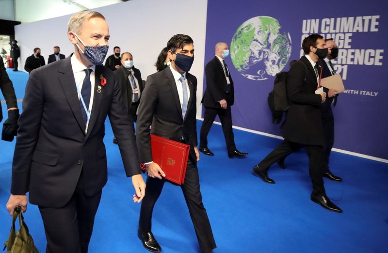 © Reuters. Former Bank of England Governor Mark Carney and Britain's Chancellor of the Exchequer Rishi Sunak arrive at the UN Climate Change Conference (COP26) in Glasgow, Scotland, Britain, November 3, 2021. REUTERS/Yves Herman