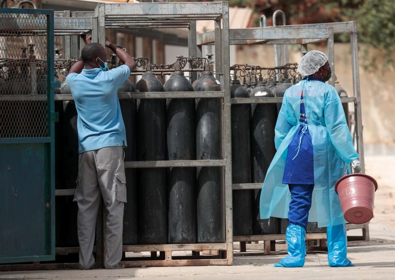 &copy; Reuters. Profissional de saúde passa ao lado de cilindro de oxigênio em hospital de Dacar, no Senegal, durante pandemia de Covid-19
28/07/2021 REUTERS/Zohra Bensemra