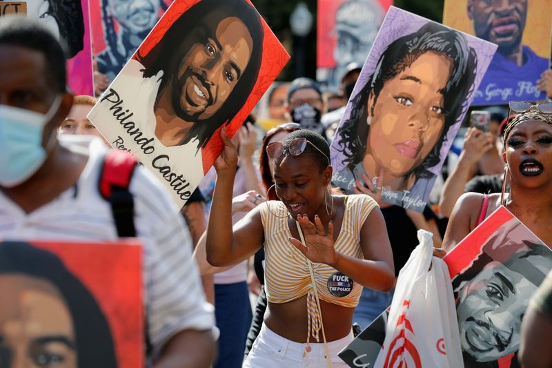 &copy; Reuters. Manifestantes protestam durante anúncio de sentença de policial condenado pela morte de George Floyd em Mineápolis
REUTERS/Eric Miller