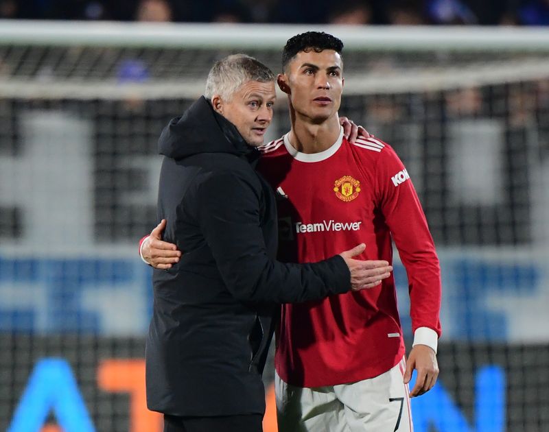 &copy; Reuters. Técnico do Manchester United, Ole Gunnar Solskjaer, ao lado de Cristiano Ronaldo durante partida contra a Atalanta pela Liga dos Campeões
02/11/2021 REUTERS/Alberto Lingria