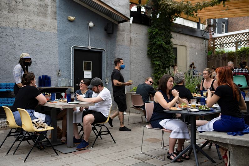 &copy; Reuters. Clientes bebem e jantam ao ar livre no restaurante "Martha", na Filadélfia, Pensilvânia, EUA, 7 de agosto de 2021. REUTERS/Hannah Beier