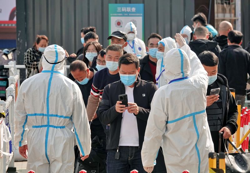&copy; Reuters. Funcionários inspecionam cartões de saúde de passageiros que deixam estação ferroviária de Yantai, na província chinesa de Shandong
02/11/2021 China Daily via REUTERS 