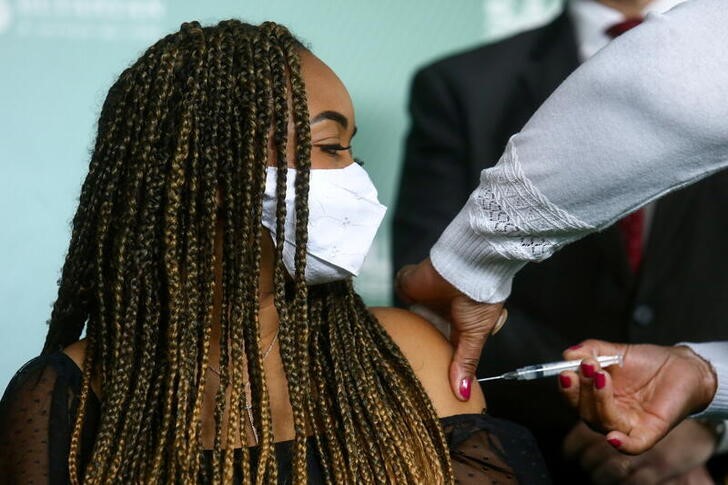 &copy; Reuters. Estudante Gabrielly Esperança dos Santos, de 18 anos, é vacinada com dose da CoronaVac no Instituto Butantan, em São Paulo, Brasil
16/08/2021 REUTERS/Carla Carniel 
