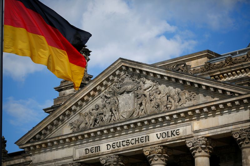 © Reuters. Una bandiera tedesca davanti alla sede del Reichstag a Berlino.    REUTERS/Joachim Herrmann