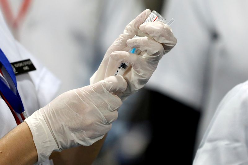 &copy; Reuters. Un operatore sanitario prepara una dose del vaccino contro il Covid-19 Covaxin nel centro di vaccinazione a Nuova Delhi 16/01/2021 REUTERS/Adnan Abidi
