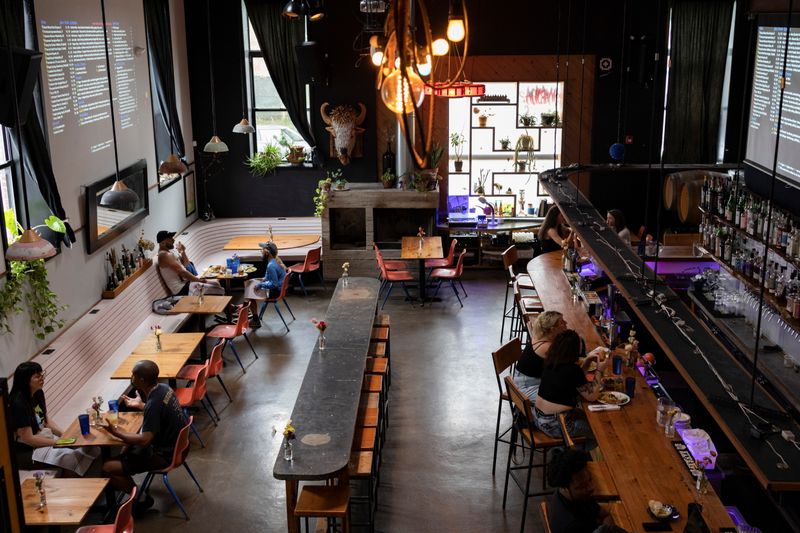 © Reuters. FILE PHOTO: Customers drink and dine inside the restaurant 